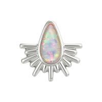 Tropfenförmiger Opal-Aufsatz mit silbernen Sonnenstrahlen auf weißem Hintergrund