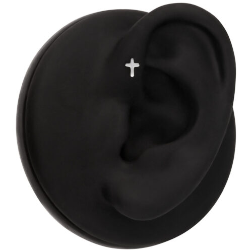 Schwarzer Ohrmodell mit silbernem Kreuz-Piercing auf schwarzem Hintergrund