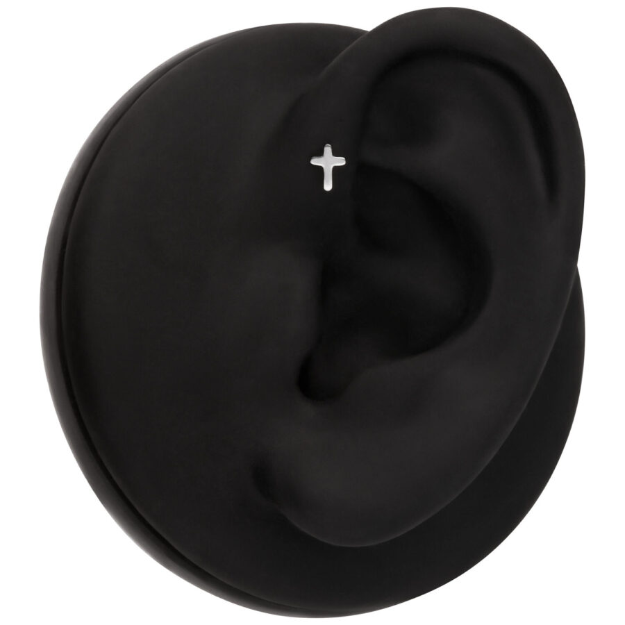 Schwarzer Ohrmodell mit silbernem Kreuz-Piercing auf schwarzem Hintergrund