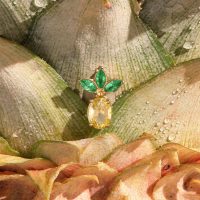 Goldener Ananas-Piercingaufsatz mit drei grünen Blättern auf Ananasschale