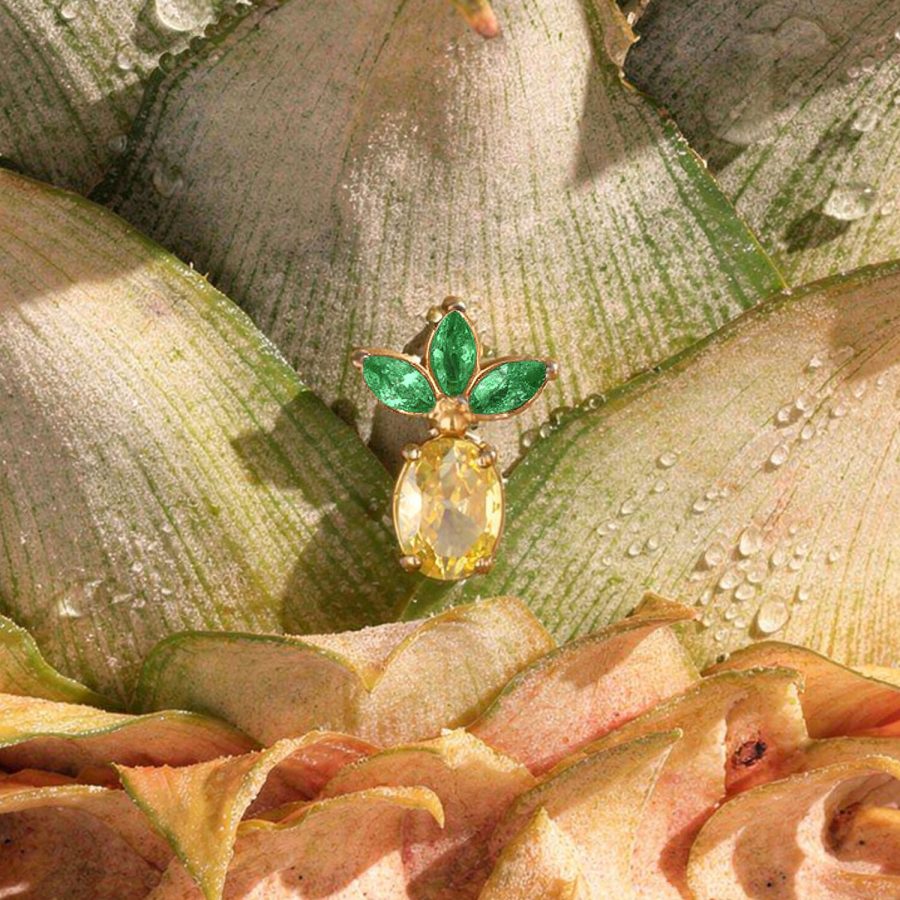 Goldener Ananas-Piercingaufsatz mit drei grünen Blättern auf Ananasschale