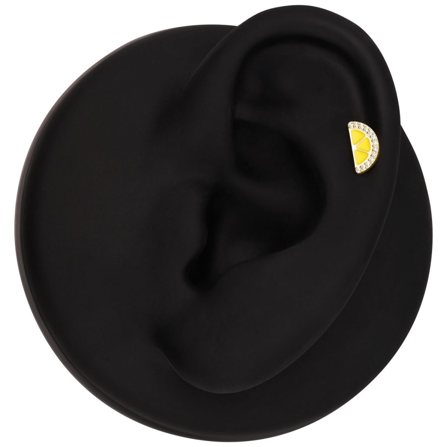 Schwarzes Ohrmodell mit kleinem goldenen Zitronen-Piercingaufsatz