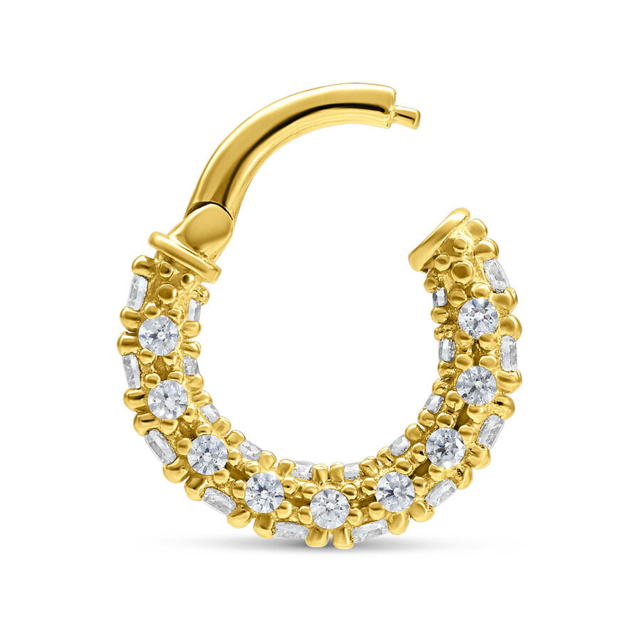 Goldener Piercingring mit klaren Kristallen auf weißem Hintergrund