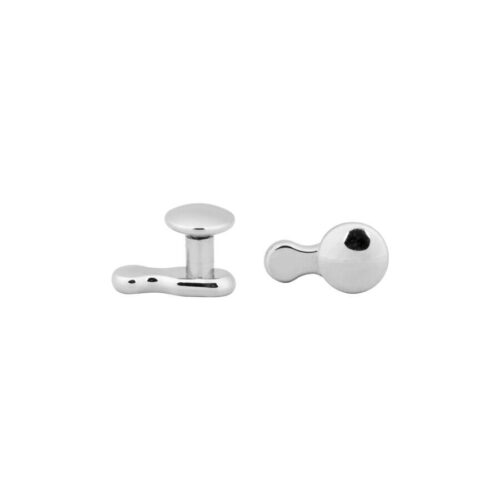 Zwei silberne Dermal Anchor aus Titan auf weißem Hintergrund