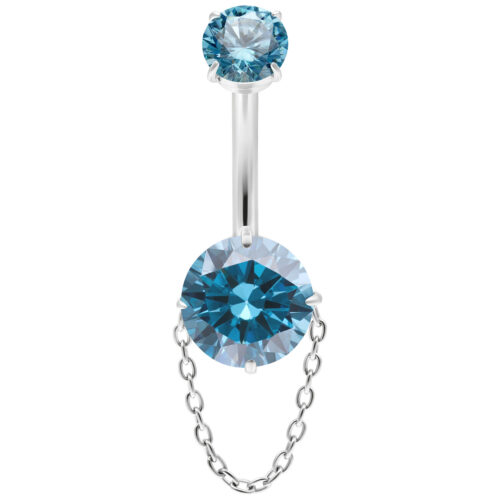 Bauchnabelpiercing mit türkisfarbenen Kristallen und Kette, auf weißem Hintergrund