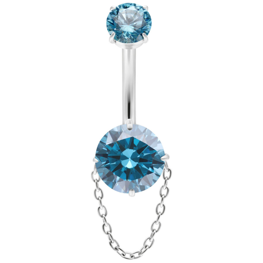 Bauchnabelpiercing mit türkisfarbenen Kristallen und Kette, auf weißem Hintergrund