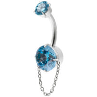 Bauchnabelpiercing mit zwei türkisfarbenen Kristallen und einer Kette, in einem geschwungenen Design auf weißem Hintergrund