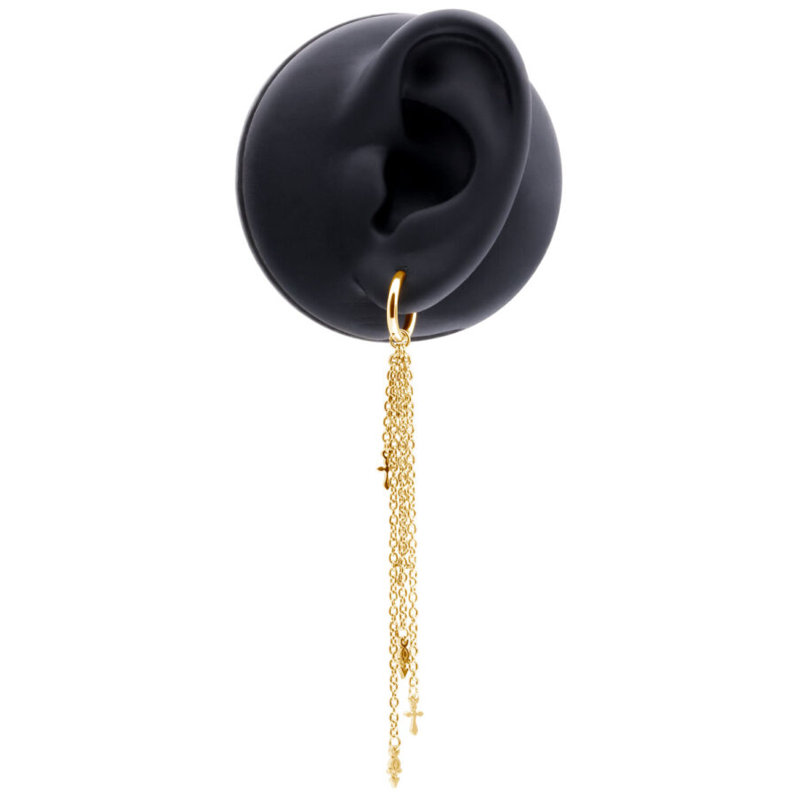 Goldener Ohrring mit langen Kettchen an einem schwarzen Ohrmodell