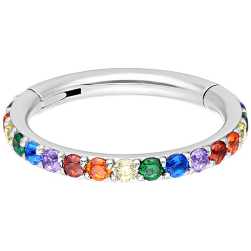 Silberner Ring mit Regenbogenkristallen, 9 mm Durchmesser, auf weißem Hintergrund