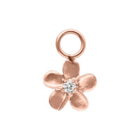 Blumenförmiger Anhänger aus Roségold mit klarem Kristall auf weißem Hintergrund