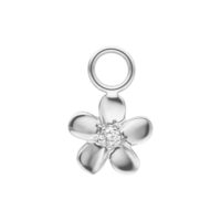 Silberner Blumenanhänger mit fünf Blütenblättern und einem Ring oben auf weißem Hintergrund