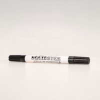 Schwarzer Tattoo-Marker Squidster Mini auf hellem Hintergrund
