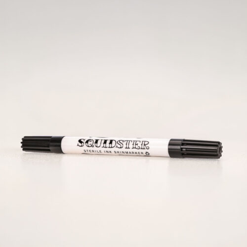 Schwarzer Tattoo-Marker Squidster Mini auf hellem Hintergrund
