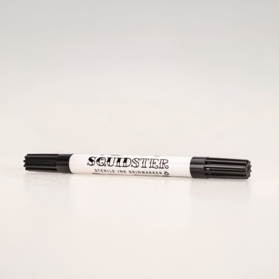 Schwarzer Tattoo-Marker Squidster Mini auf hellem Hintergrund