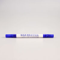 Blauer beidseitiger Tattoo-Marker auf hellem Hintergrund