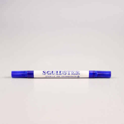Blauer beidseitiger Tattoo-Marker auf hellem Hintergrund
