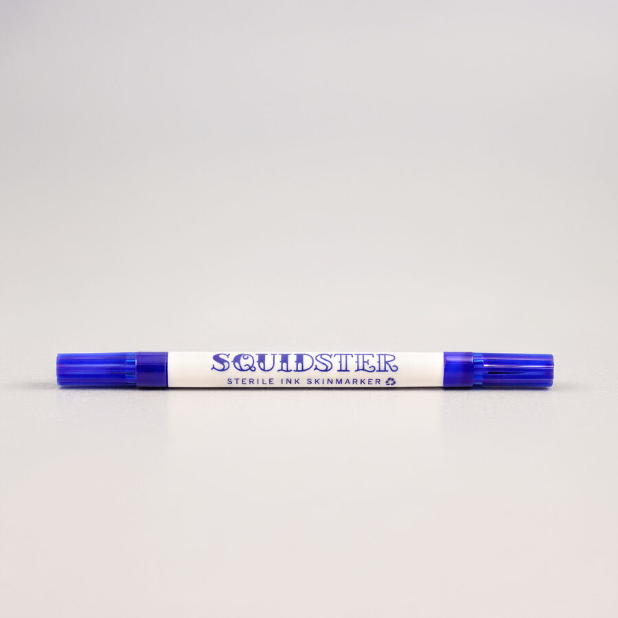 Blauer beidseitiger Tattoo-Marker auf hellem Hintergrund