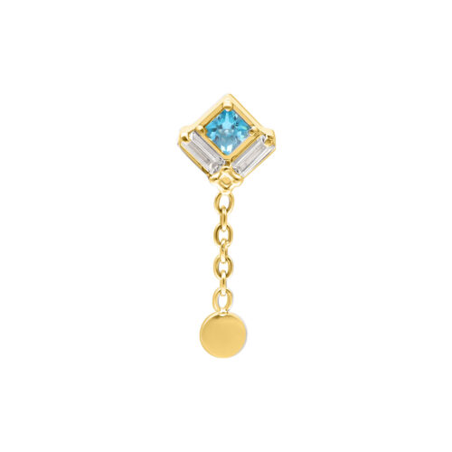 Goldene Kette mit quadratischem, klaren Kristallanhänger, auf weißem Hintergrund