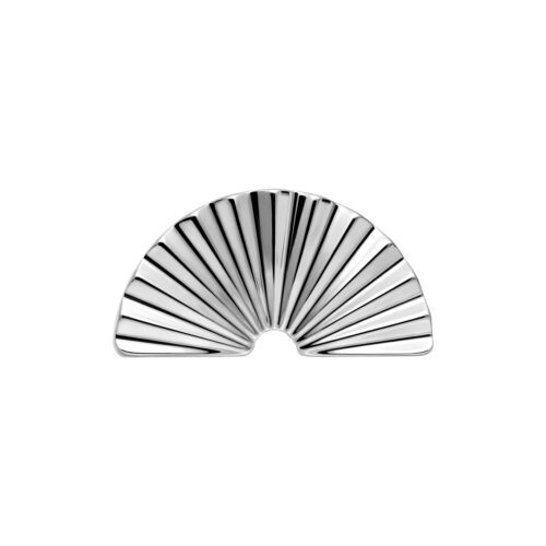 Silberner halbkreisförmiger metallischer Aufsatz mit Riffeldesign auf weißem Hintergrund