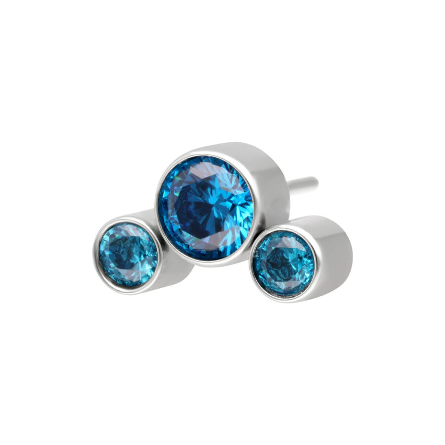 Drei runde türkise Kristalle in weißgoldener Titanfassung auf weißem Hintergrund