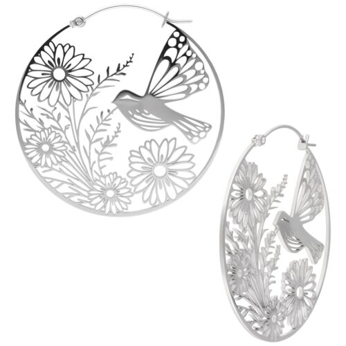 Zwei silberne Creolen mit filigranem Vogel- und Blumenmotiv auf weißem Hintergrund.