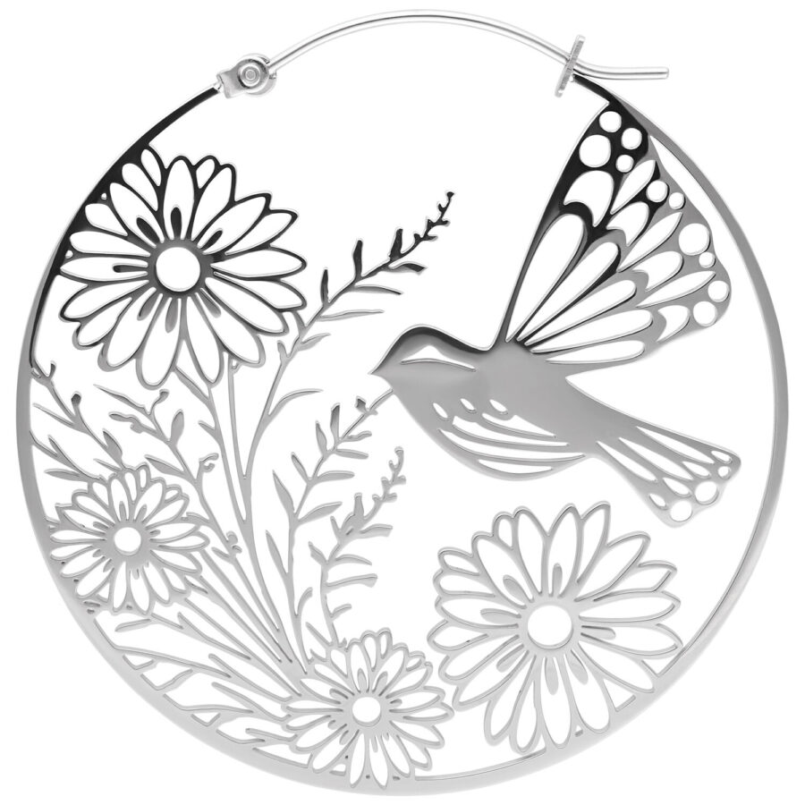 Silberne runde Ohrringe mit filigranem Vogel und Blumen auf weißem Hintergrund
