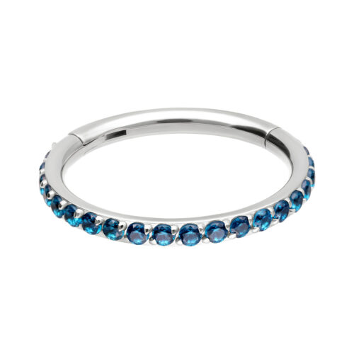 Silberner Ring mit türkisen Kristallen auf weißem Hintergrund