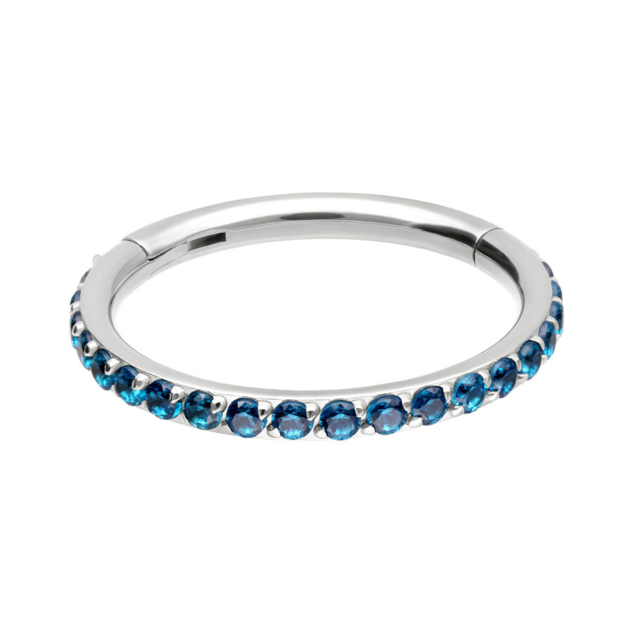 Silberner Ring mit türkisen Kristallen auf weißem Hintergrund