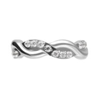 Silberner Ring mit wellenförmigem Design, besetzt mit klaren Kristallen, auf weißem Hintergrund