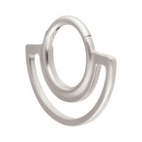 Silberner Dual Ring Clicker aus Titan mit kreisförmigem Design auf weißem Hintergrund