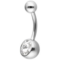 Silbernes Bauchnabelpiercing mit klarem Kristall auf weißem Hintergrund