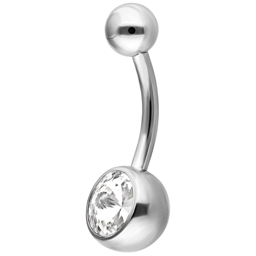 Silbernes Bauchnabelpiercing mit klarem Kristall auf weißem Hintergrund