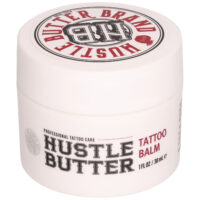Weiße Dose Hustle Butter Tattoo Balsam mit rotem und schwarzem Text auf weißem Hintergrund
