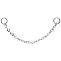 Silberne Piercingkette mit zwei Ringen, links und rechts, auf weißem Hintergrund