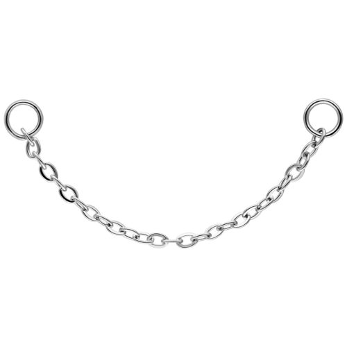 Silberne Piercingkette mit zwei Ringen, links und rechts, auf weißem Hintergrund