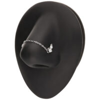 Silberne Piercingkette an schwarzem Nasen-Display