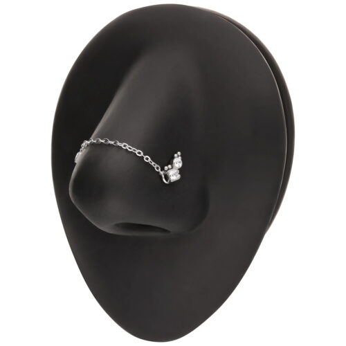 Silberne Piercingkette an schwarzem Nasen-Display