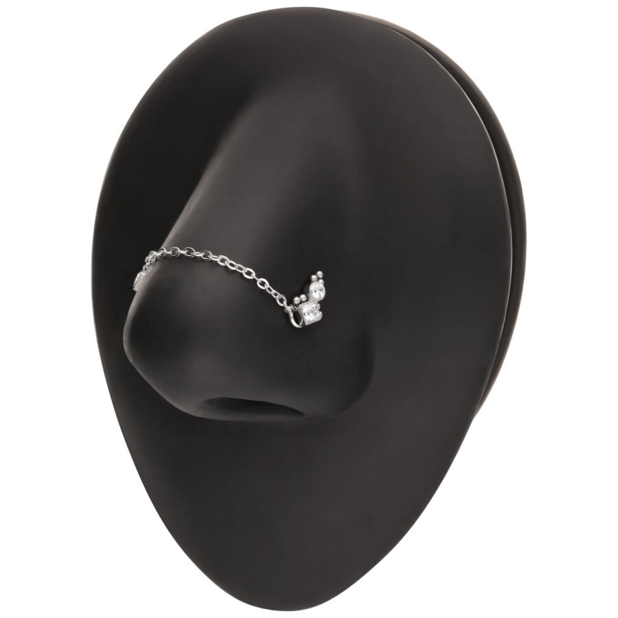Silberne Piercingkette an schwarzem Nasen-Display
